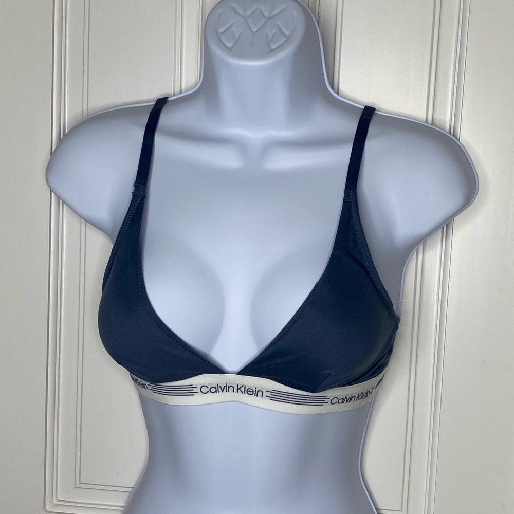 *Sold*🐞$14*Calvin Klein bralette. Lightly lined triangle wirefree